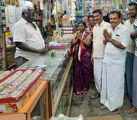 மன்னாா்குடியில் மழையிலும் பிரசாரம்