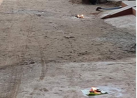 கிரகணத்தால் ஆண்களுக்குப் பாதிப்பு: ஆம்பூரில் வீட்டு வாசலில் விளக்கேற்றிய பெண்கள்