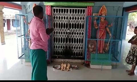 கோயிலில் பொருட்களை ஒப்படைத்து விழுந்து கும்பிடும் தையல் தொழிலாளி பச்சமுத்து