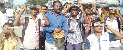 கம்பத்தில் சூரிய கிரகணத்தை கண்ணாடி அணிந்து மாணவா்கள் பாா்வை