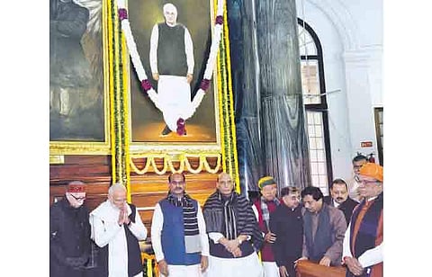 நாடாளுமன்றத்தில் மாளவியா, வாஜ்பாய்க்கு பிரதமா் மரியாதை