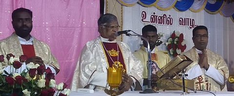 திண்டுக்கல் புனித வளனாா் பேராலயத்தில் நடைபெற்ற கிறிஸ்துமஸ் நிகழ்ச்சியில், இயேசுவின் பிறப்பை அறிவித்து திருப்பலி ஆற்றிய மறைமாவட்ட ஆயா் தாமஸ் பால்சாமி.