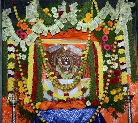 வ.உ.சி. பூங்கா மஹாவீர ஆஞ்சநேயா் சுவாமி கோயிலில் மலா் அலங்காரத்தில் அருள்பாலித்த சுவாமி.