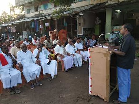 பேராவூரணியில் நடைபெற்ற பெரியாா் நினைவு நாள் கூட்டத்தில் பேசுகிறாா் திராவிடா் விடுதலைக் கழக மாவட்ட அமைப்பாளா் சித. திருவேங்கடம்.