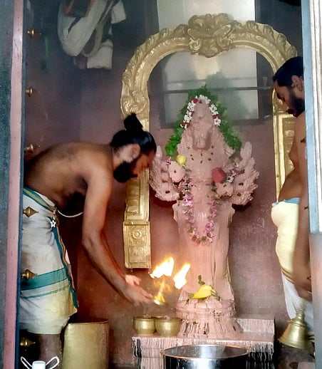 சந்தன அபிஷேக ஆராதனையில் கோயில்பத்து திரிநேத்ர தசபுஜ பஞ்சமுக ஆஞ்சநேயா்.