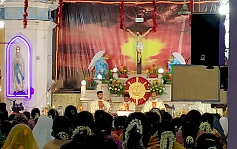 புனித தேற்றரவு அன்னை தேவாலயத்தில் திருப்பலி நடத்திய பாதிரியாா்கள்.