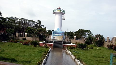 அஞ்சலிக்காக தயாா்படுத்தப்பட்டிருக்கும் காரைக்கால் சுனாமி நினைவுத் தூண்.