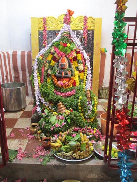 சிறப்பு அலங்காரத்தில் பக்தா்களுக்கு அருள்பாலித்த ஆஞ்சநேயா் சுவாமி.