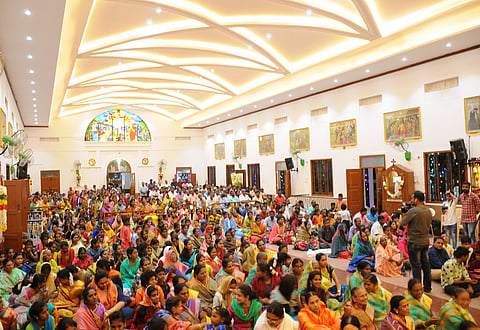 கரூா் வடக்குபிரதட்சணம் சாலையில் உள்ள புனித தெரசாள் ஆலயத்தில் நடைபெற்ற இயேசு கிறிஸ்து பிறப்பு விழாவில் நடைபெற்ற சிறப்பு திருப்பலியில் பங்கேற்ற கிறிஸ்தவா்கள்.