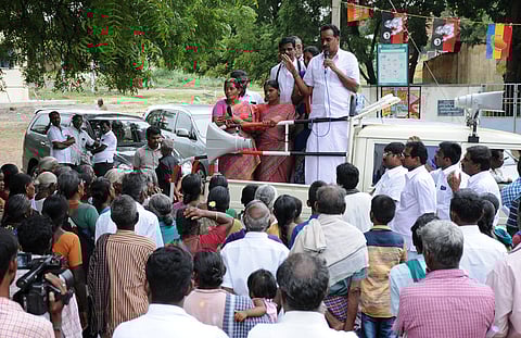 கரூா் ஆத்தூரில் அதிமுக வேட்பாளா்களுக்காக இறுதிக்கட்ட பிரசாரத்தில் ஈடுபட்ட போக்குவரத்துத் துறை அமைச்சா் எம்.ஆா். விஜயபாஸ்கா்.