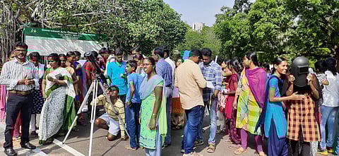 சூரிய கிரகணம் காண அரசுக் கல்லூரியில் குவிந்த மக்கள்