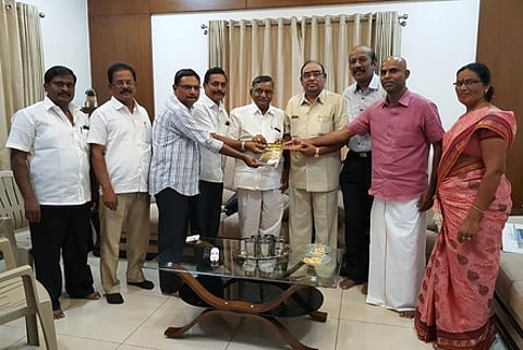 அரசுப் பள்ளி நூலகத்துக்குநூல்கள் வழங்கல்