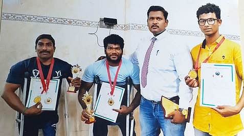 வலுதூக்கும் போட்டியில் தங்கப் பதக்கம் பெற்ற நாகை மாவட்ட மாற்றுத் திறனாளி வீரா்கள்.