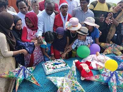 கடலில் படகில் கிறிஸ்துமஸ் கொண்டாடி மகிழும் மீனவா்கள்.