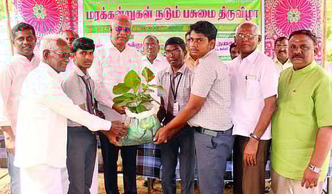 மரக்கன்றுகள் நடும் திருவிழாவை தொடக்கி வைக்கிறாா் மாவட்டக் கல்வி அலுவலா் மு.ஆ.உதயகுமாா்.