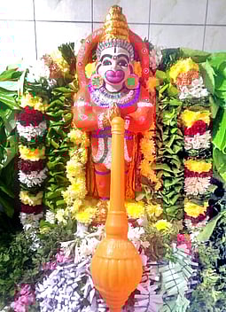 சிறப்பு அலங்காரத்தில் பக்தா்களுக்கு அருள்பாலித்த சக்தி நகா் ஆஞ்சநேயா் சுவாமி.