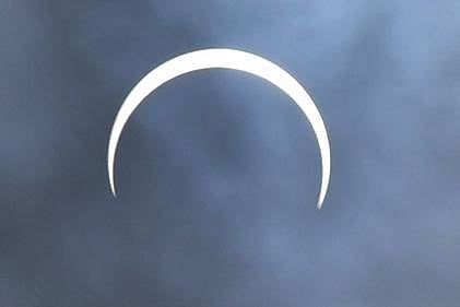 மன்னாா்குடி பகுதியில் வானில் தெரிந்த வளைய சூரிய கிரகணம்.