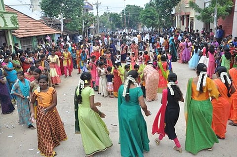 தூத்துக்குடியில் புதன்கிழமை நடைபெற்ற கிறிஸ்துமஸ் விழாவில் முளைப்பாரி முன் கும்மியடித்துக் கொண்டாடும் சிறுமிகள், பெண்கள்.