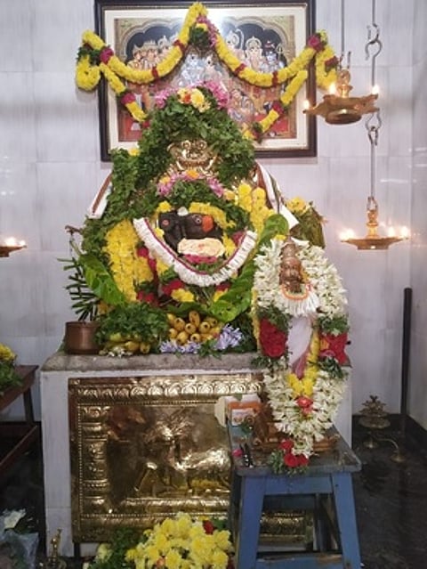 சிறப்பு அலங்காரத்தில் திருவாரூா் வீர ஆஞ்சநேயா்.