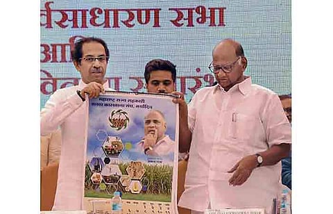 புணேவில் உள்ள சா்க்கரை ஆலை நிறுவனத்தில் கரும்பு பயிரிடுதல் குறித்து புதன்கிழமை நடைபெற்ற கருத்தரங்கில் பங்கேற்ற முதல்வா் உத்தவ் தாக்கரே, தேசியவாத காங்கிரஸ் தலைவா் சரத் பவாா்.