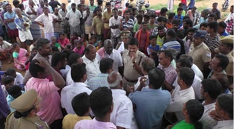 வாக்காளர் பட்டியலில் குளறுபடி: வாடிப்பட்டி கிராமத்தினர் சாலை மறியல்