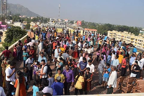 சூரிய கிரகணத்தை காண மாவட்ட அறிவியல் மையத்தில் திரண்டிருந்த மக்கள்.