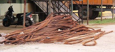 கடம்பத்தூா் ஊராட்சி ஒன்றிய அலுவலகத்தில் பாதுகாப்பற்ற நிலையில் குவித்து வைக்கப்பட்டுள்ள இரும்புக் கம்பிகள்.