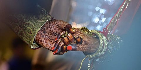 தற்கொலைக்கு முயன்ற பெண்ணை ஐசியுவில் மணம் முடித்த இளைஞர்