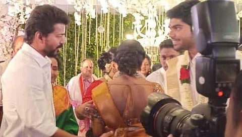 நடிகர் அதர்வாவின் தம்பி நிச்சயதார்த்த விழாவில் கலந்துகொண்ட விஜய் (படங்கள்)