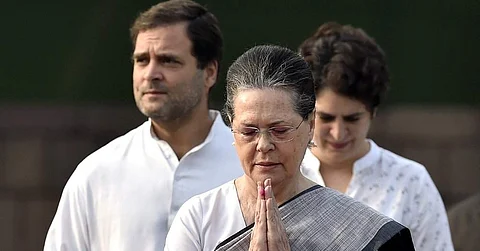 தில்லி தீ விபத்து மீட்புப்பணிகளில் காங்கிரஸ் கட்சியினர் உதவ வேண்டும்: சோனியா காந்தி
