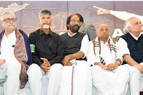 தில்லியில் சந்திரபாபு நாயுடு உண்ணாவிரதப் போராட்டத்துக்கு நேரில் ஆதரவு தெரிவித்த சமாஜவாதி கட்சித் தலைவர் முலாயம் சிங், திமுக மாநிலங்களவை உறுப்பினர் திருச்சி சிவா, காங்கிரஸ் மூத்த தலைவர் ஜெய்ராம் ரமேஷ்