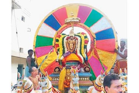 சுழலும் சூரிய பிரபையில் வீதியுலா வந்த சக்கரபாணி சுவாமி.