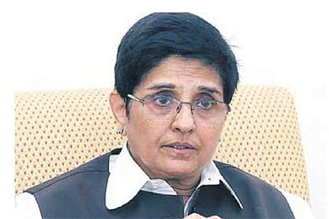 புதுச்சேரி அமைச்சர்களிடம் கோப்புகள் ஒரு வருடத்திற்கு மேலாக தங்குகிறது: கிரண்பேடி புகார்