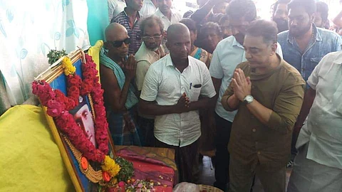 புல்வாமா தாக்குதலில் உயிரிழந்த வீரர் குடும்பத்திற்கு கமல் நேரில் ஆறுதல்