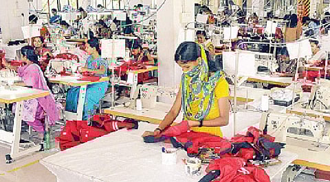 பவர் டேபிள் டெய்லர்கள் பற்றாக்குறை: கடும் நெருக்கடியில் பின்னலாடை தொழில்