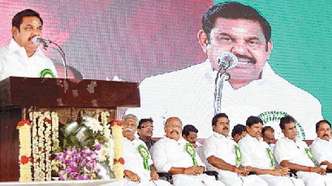 சொந்த மாவட்டத்தில் பிரசாரத்தைத் தொடங்கிய முதல்வர்; வீதி வீதியாக சென்று வாக்கு சேகரித்தார்