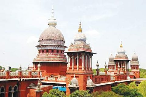 வாக்குச்சாவடிகள் முன்பு விளம்பரப் பலகை வைக்கக்கோரிய மனு தள்ளுபடி