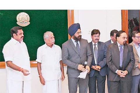 புதிய உழவன் செயலியை தொடங்கி வைத்த முதல்வர் எடப்பாடி கே.பழனிசாமி. உடன் வேளாண்துறை அமைச்சர் இரா.துரைக்கண்ணு, தலைமைச்செயலர் கிரிஜா வைத்தியநாதன், வேளாண்மைத்துறை முதன்மைச் செயலர்