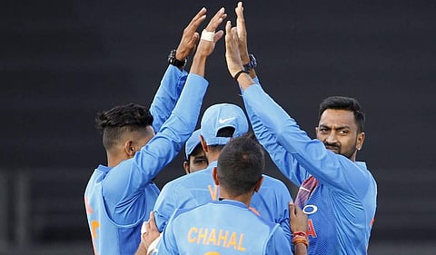 விக்கெட்டுகள், அதிரடி சிக்ஸர், நடுவர் சர்ச்சை ஆகியவற்றுக்கிடையே 158 ரன்கள் எடுத்த நியூஸிலாந்து அணி!