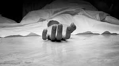 மகளின் பிணத்தோடு ஒரு மாதம் தங்கியிருந்த காவல் ஆய்வாளர்