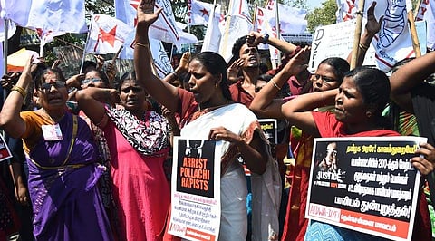 பொள்ளாச்சி கொடூரம்: சென்னை, பொள்ளாச்சியில் மனித சங்கிலிப் போராட்டம்