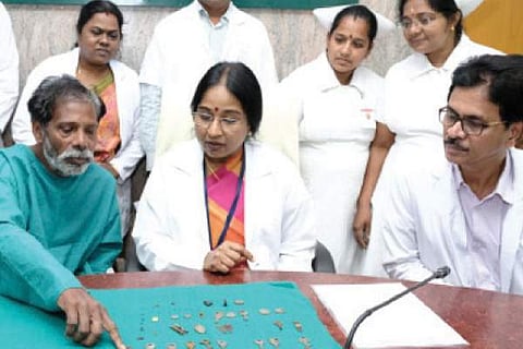 மன நலம் குன்றிய ஜெயக்குமாருக்கு சிகிச்சையளித்த மருத்துவ குழுவுடன் மருத்துவமனை முதல்வர் டாக்டர் ஜெயந்தி. ஜெயக்குமார் வயிற்றில் இருந்து எடுக்கப்பட்ட உலோகப் பொருள்கள்.