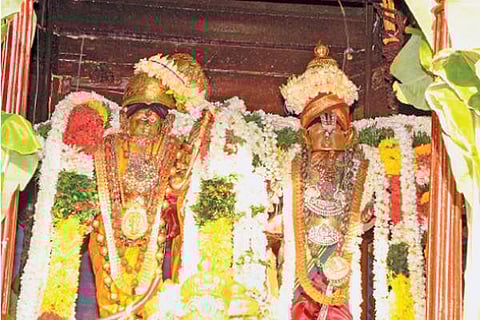 தேரில் சிறப்பு அலங்காரத்தில் வீற்றிருக்கும் ஸ்ரீஆண்டாள், ரெங்கமன்னார்.