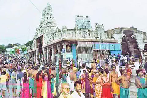 பங்குனி உத்திரத்தை முன்னிட்டு திருச்செந்தூர் முருகன் கோயிலில் வியாழக்கிழமை குவிந்த பக்தர்கள்.