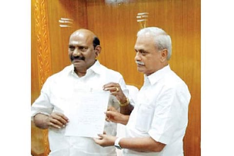 புதுவை சட்டப்பேரவைத் துணைத் தலைவர் வே.பொ.சிவக்கொழுந்திடம் தனது ராஜிநாமா கடிதத்தை வியாழக்கிழமை இரவு ஒப்படைத்த வெ.வைத்திலிங்கம்(வலது).