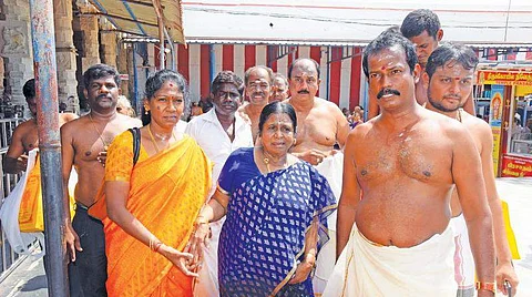 மகள் கனிமொழி வெற்றிக்காக திருச்செந்தூர் கோவிலில் சாமி கும்பிட்ட அம்மா ராஜாத்தி