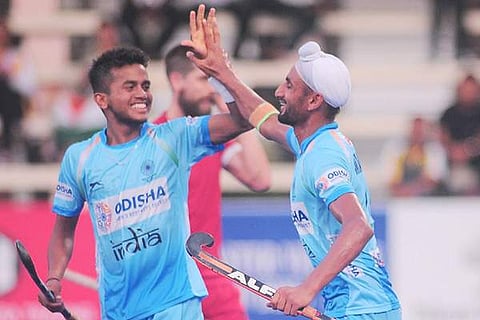 வெற்றி மகிழ்ச்சியில் இந்திய வீரர்கள்.