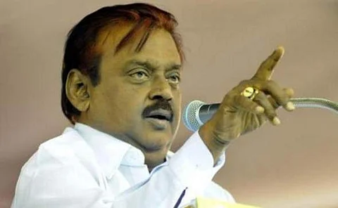 அதிமுக கூட்டணிப் பொதுக் கூட்ட மேடையில் இருந்து திடீரென விஜயகாந்தின் புகைப்படம் அகற்றப்பட்டது ஏன்?