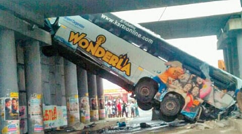 அவிநாசி மேம்பாலத்தில் பேருந்து கவிழ்ந்து விபத்து: 15-க்கும் மேற்பட்டோர் பலத்த காயம்