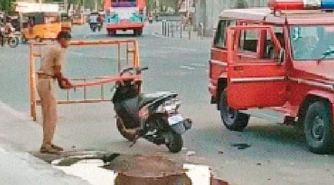 சென்னை போர் நினைவுச் சின்னம் அருகே காமராஜர் சாலையில் மொபெட்டை லத்தியால் உடைக்கும் ஊர்க்காவல் படை வீரர் மோகன். அருகே சிறப்பு உதவி ஆய்வாளர் ஹரிபாபு.